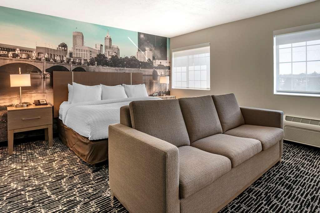 Clarion Pointe Hotel